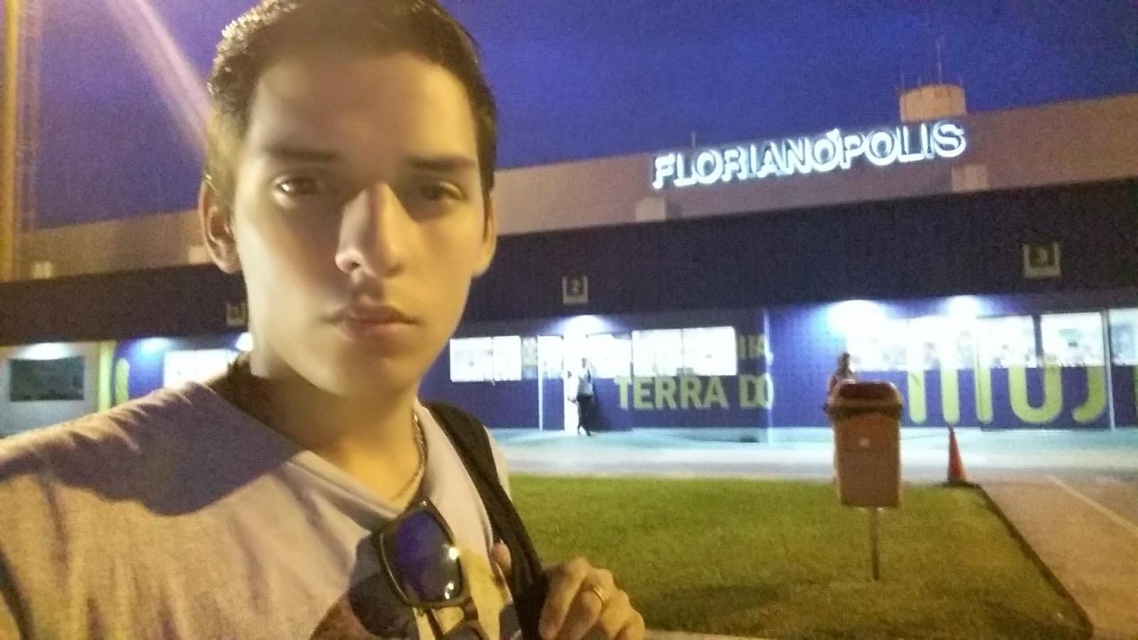 Gus just landed at Florianópolis airport at night