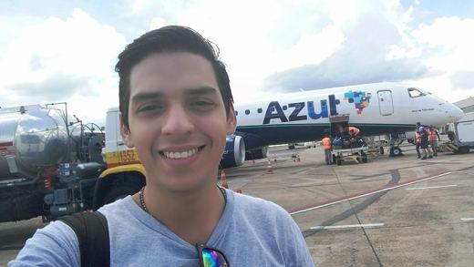 Gus in front of an Azul ATR-72 at Foz do Iguaçu